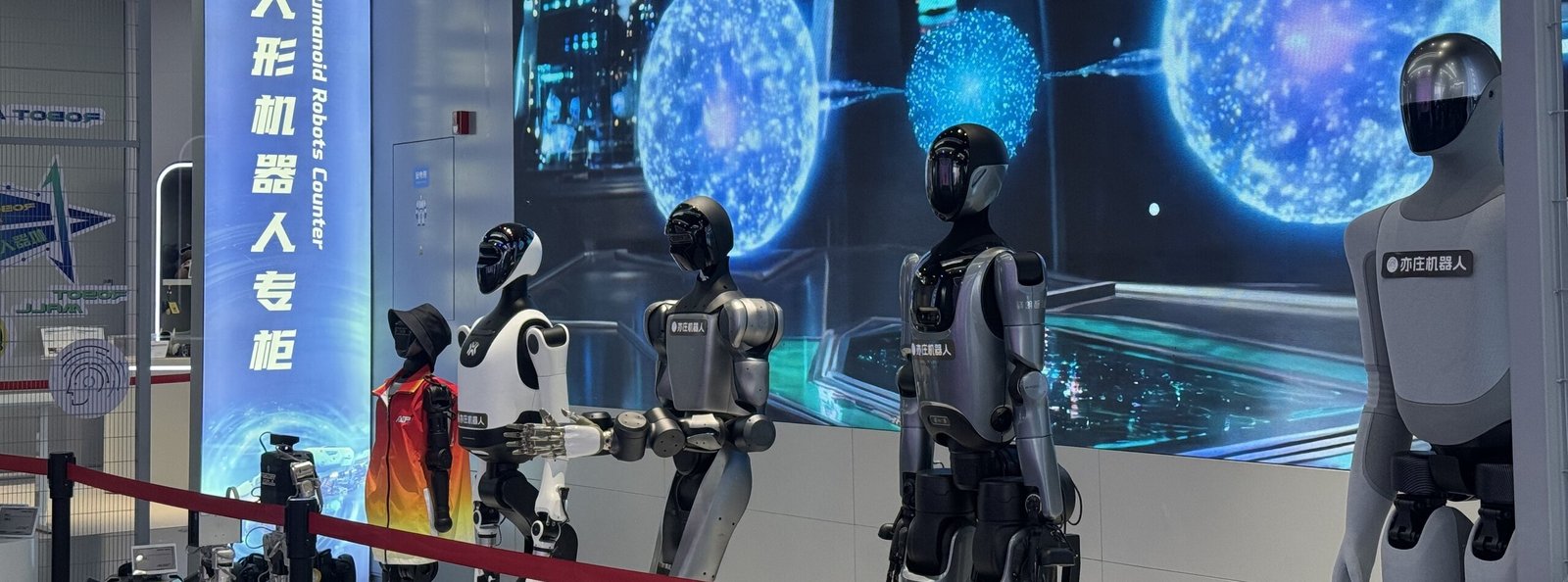 (bj-117)Beijing's Robot World: Ride, Play & Dine in the Future